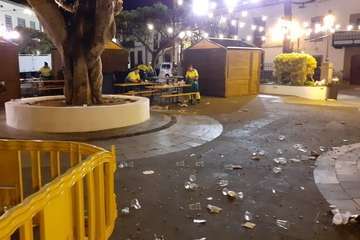  Limpieza retira decenas de toneladas de residuos de la Noche de San Juan en Telde/TA.